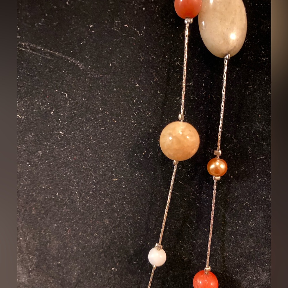 🦊 46-inch necklace - one strand of silver tone strand with multicolored beads.